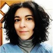 Laureanda in Farmacia impartisce lezioni a studenti di scuola secondaria di secondo grado e studenti universitari