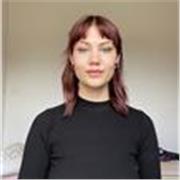 Ragazza diplomata insegna online ai bambini la matematica in modo divertente!