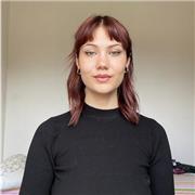 Ragazza diplomata insegna online ai bambini la matematica in modo divertente!