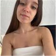 Chica adolescente, estudiando, he acabado la ESO ya