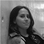 Profesora de física y química imparte clases