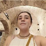 Profesora de dibujo y artes gráficas, con experiencia en jóvenes y adultos