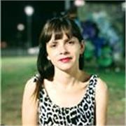 Profesora de español imparte clases a todas las edades