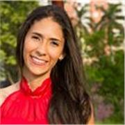 Profesora de informática imparte clase a niños de todas las edades