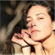 Parfaitement bilingue, diplômée d'un Master 2 d'Études Anglophones de Sorbonne Université, 5 ans d'expérience