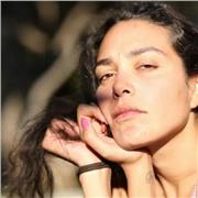 Parfaitement bilingue, diplômée d'un Master 2 d'Études Anglophones de Sorbonne Université, 5 ans d'expérience