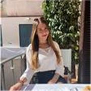 Maestra de Inglés imparte clases a niños de Educación Primaria