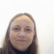 Profesora de Inglés imparte clases