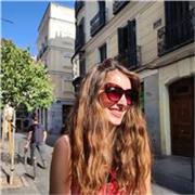 Profesora de inglés que imparte clases a niños de todas las edades