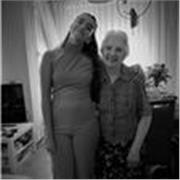 Profesora de Matemáticas particular que ofrece clase a niños pequeños para ayudarles con la materia y los deberes después de clase