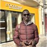 Étudiant qui est prêt à accompagner les enfants à solidifier des notions mathématiques