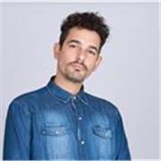 Fotógrafo profesional, especializado en retrato y fotografía de bodas.