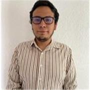 Profesor que imparte clases sobre periodismo