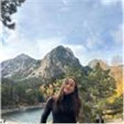 Profesora de distintos ámbitos, en concreto, lenguas y también con posibilidad de ciencias ( Bachiller Científico). 