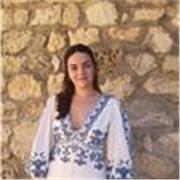 Emprendedora titulada en ingeniería química, imparte clases online.