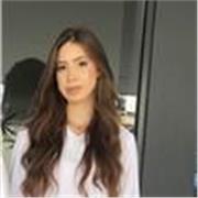 professora que ensina todos que tem interesse em aprender matérias relacionadas ao direito