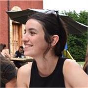 Graduada en veterinaria, tras asistir hasta los 18 años a un colegio británico, con título de inglés de Cambridge Proficiency (C2)