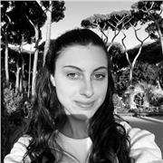Neodiplomata al liceo linguistico impartisce lezioni di francese per chi ha difficoltà con la lingua