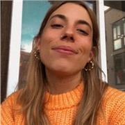 Profesora de inglés y español imparte clases a niños y adultos