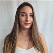 Profesora de inglés imparte clase a niños de todas las edades y adultos