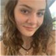 studentessa universitaria offre aiuto compiti a ragazzi delle elementari e medie