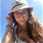 Studentessa universitaria impartisce lezioni di inglese a studenti di scuole primarie, medie e superiori