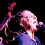 Cantante professionista con vaste competenze di palco ed insegnamento ventennali, impartisce sia lezioni online che in presenza