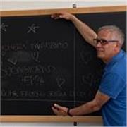 Docente impartisce lezioni di topografia