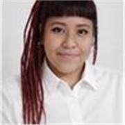 Profesora de literatura enseñando a chicos de primaria y secundaria