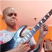 Guitarrista con 15 años de experiencia en temas como improvisación, composición y producción, da clases particulares, en línea o a