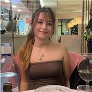 Estudiante siempre interesada en temas sociales, como historia, filosofía y economía.