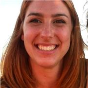 Docente impartisce lezioni di storia dell'arte a studenti delle superiori