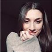 studentessa universitaria di economia offre servizio di aiuto compiti