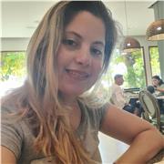 Soy licenciada en Enfermería y hablo mi lengua materna es el castellano por lo tanto me interesa trabajar enseñando el idioma.