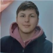 Estudiante que va a bachillerato dispuesto a enseñar a alumnos de primaria con diferentes materias que necesiten