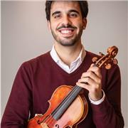 Profesor titulado en violín con las máximas calificaciones. Alumno de Aline Champion (1er violín Filarmónica de Berlín)