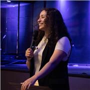 Maestra de canto apasionada, enseño a principiantes y avanzados a desarrollar su técnica y confianza vocal en cualquier estilo