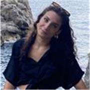 Ragazza universitaria di infermieristica a disposizione per aiutare i ragazzi in materie scientifiche o nell’ aiuto compiti