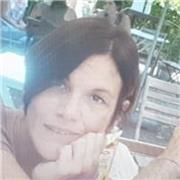 Maestra della scuola primaria, impartisce lezioni di matematica, italiano e discipline