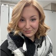 Experienced English tutor helping adults speak confidently and fluently