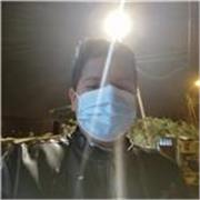 Profesor de matemáticas imparte clases a niños de nivel primara