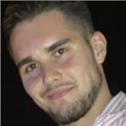 Profesor de primaria formado da clases de matemáticas, ciencias e ingles