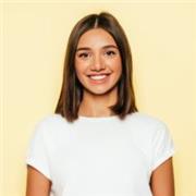 Profesora de ingles que imparte clases a niños