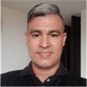 Profesor de deportes empírico con alta motivación y comunicación acertiva