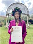 Studentessa laureata in triennale impartisce aiuto compiti ai ragazzi delle medie