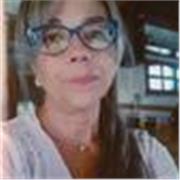 Profesora de tecnología imparte clases a niños