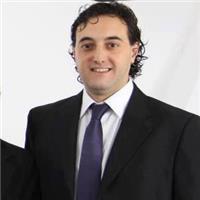 Profesor de química dicta clases para nivel liceal