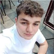 Estudiante de educación primaria, imparte clases de forma online y presencial