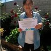 Bibliotecaria ofrece lecturas y ayuda en lengua