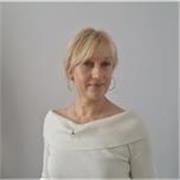 Professeure expérimentée avec plus de 25 ans dans l’enseignement, j’accompagne, enfants, adolescents et adultes issus de familles bilingues et internationales.
Diplômée en pédagogie et psychologie, orthophoniste de formation, je propose un accompagnement